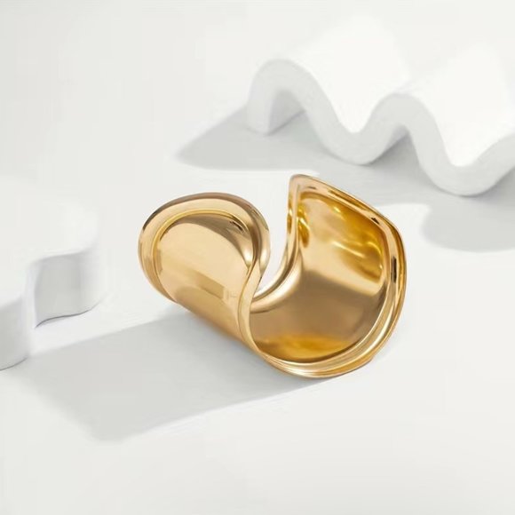 Stunning Gold Cuff Fashion Bracelet - Picture 2 of 2